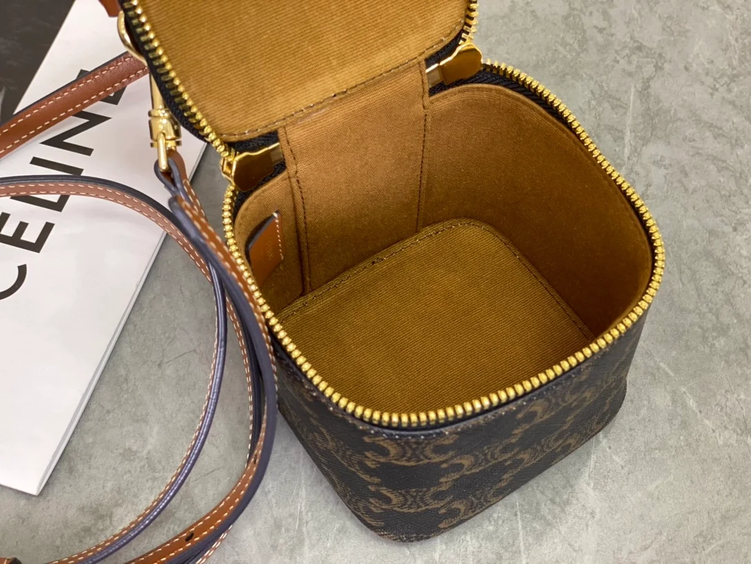 셀린느 트리옹프 캔버스 & 카프스킨 미니 베니티 케이스 탄