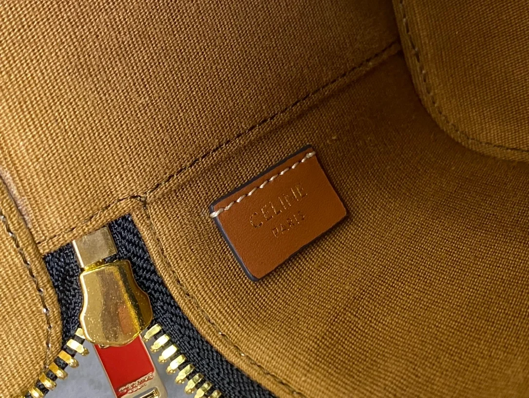 셀린느 트리옹프 캔버스 & 카프스킨 미니 베니티 케이스 탄