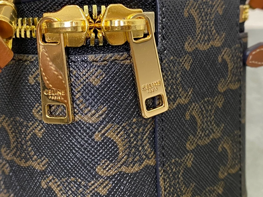 셀린느 트리옹프 캔버스 & 카프스킨 미니 베니티 케이스 탄