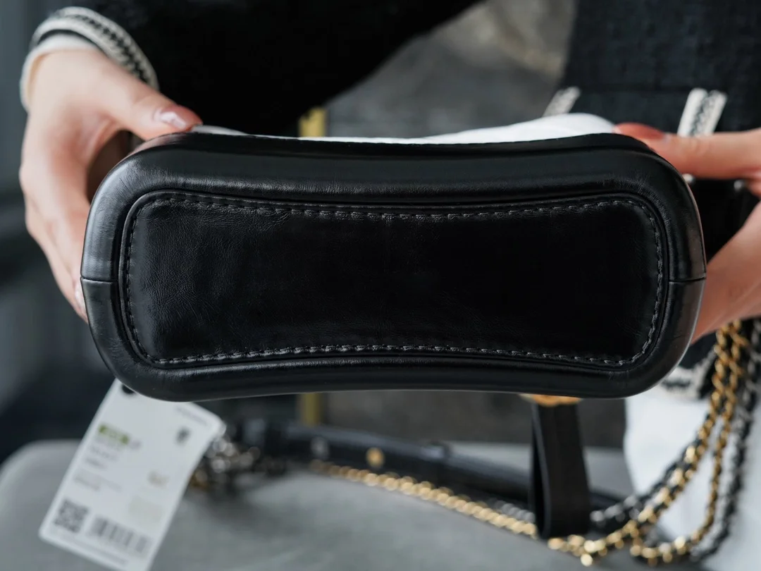 샤넬 가브리엘 스몰 호보백 화이트