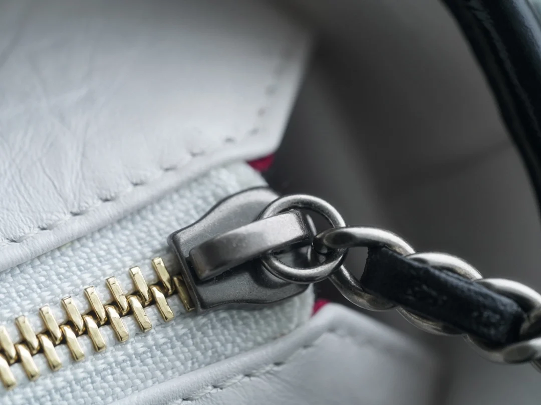 샤넬 가브리엘 스몰 호보백 화이트