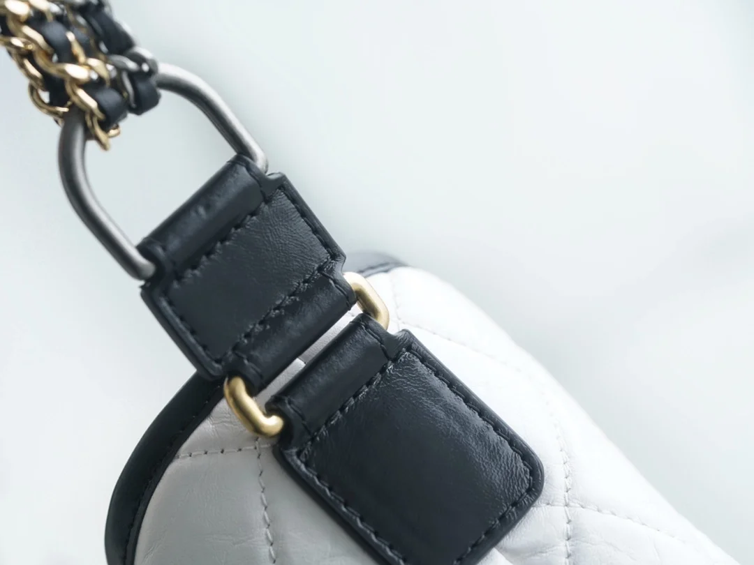 샤넬 가브리엘 스몰 호보백 화이트