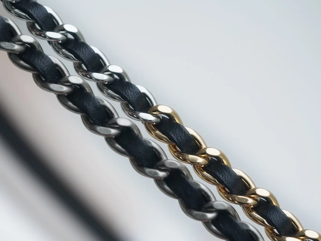 샤넬 가브리엘 스몰 호보백 화이트