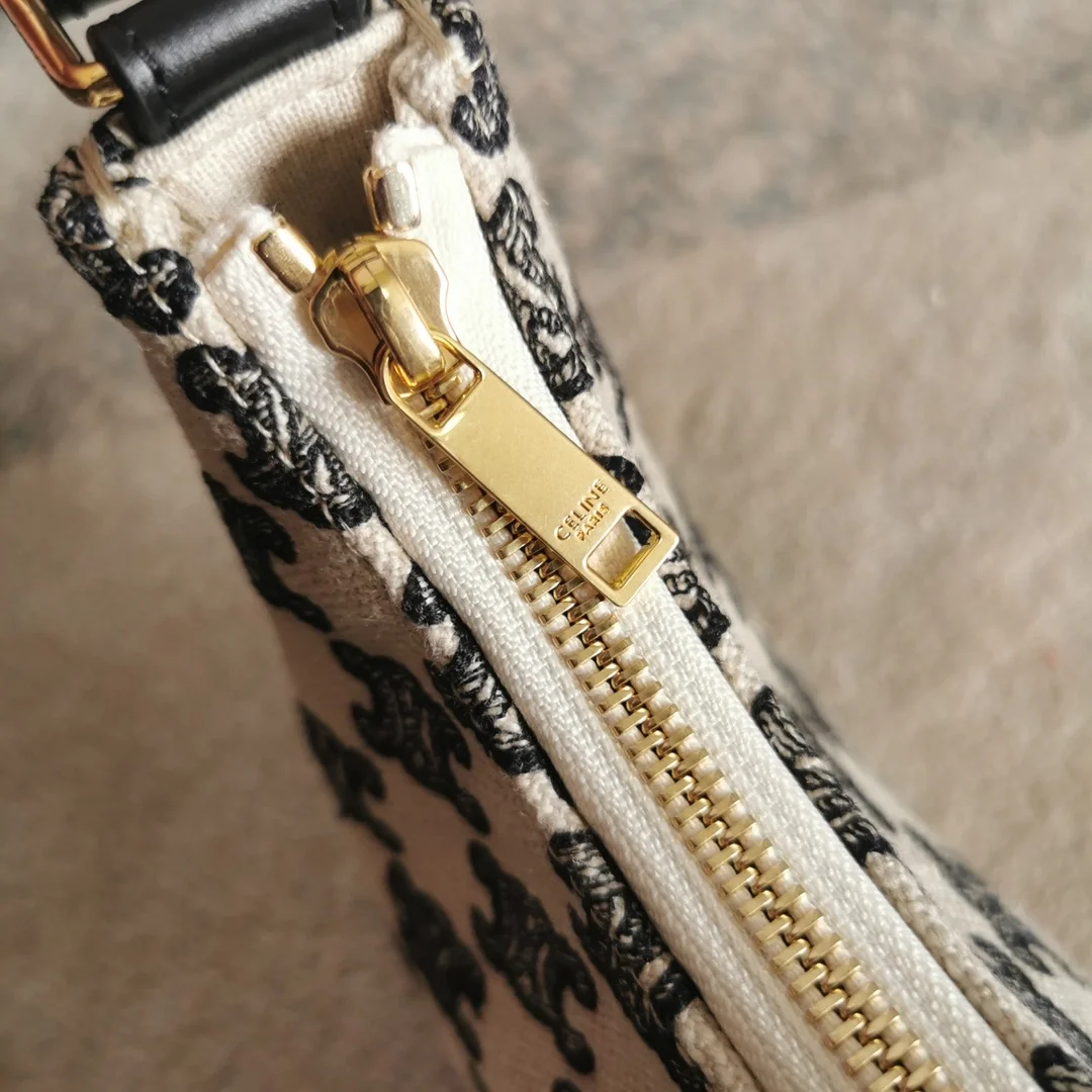 셀린느 트리옹프 아바 백 블랙