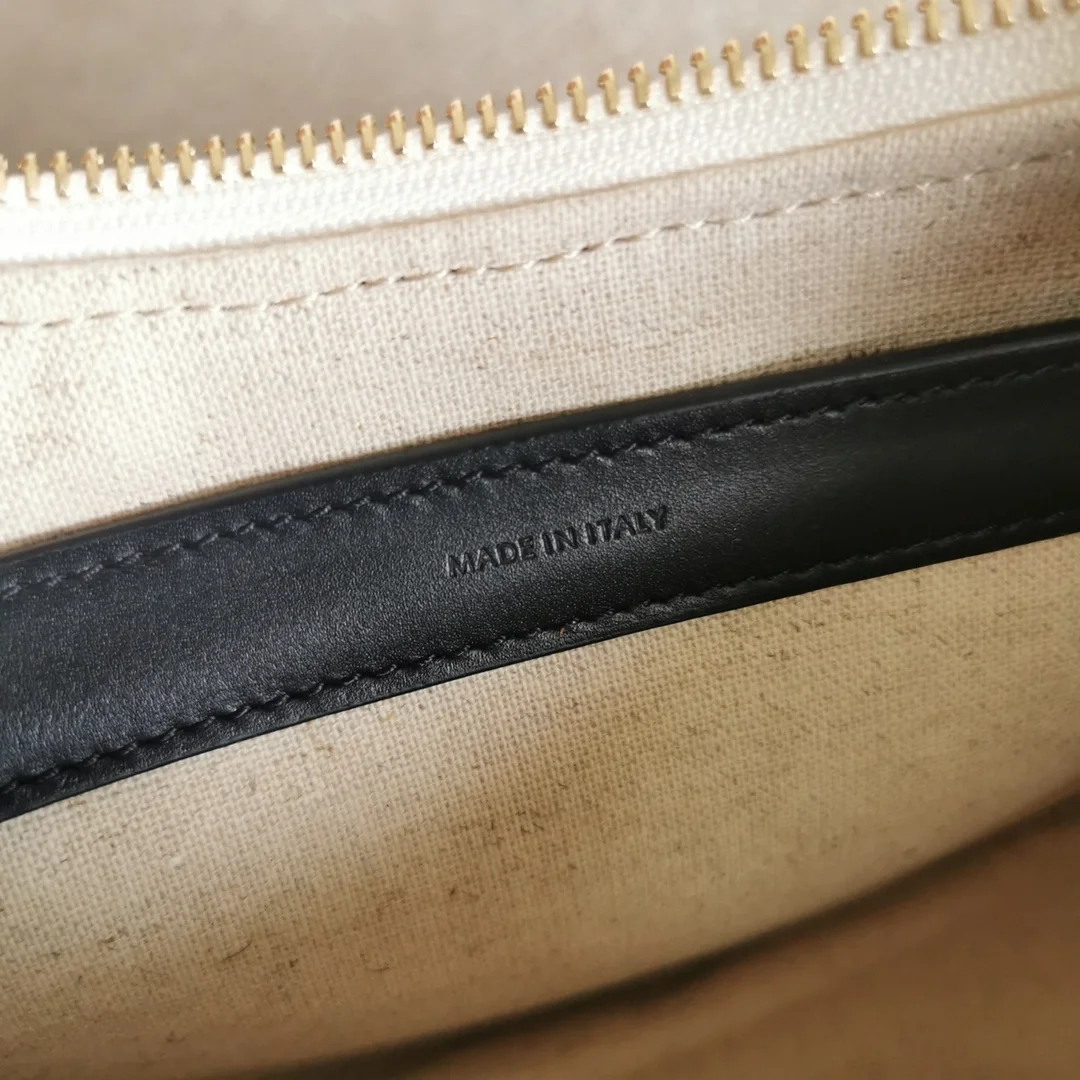 셀린느 트리옹프 아바 백 블랙