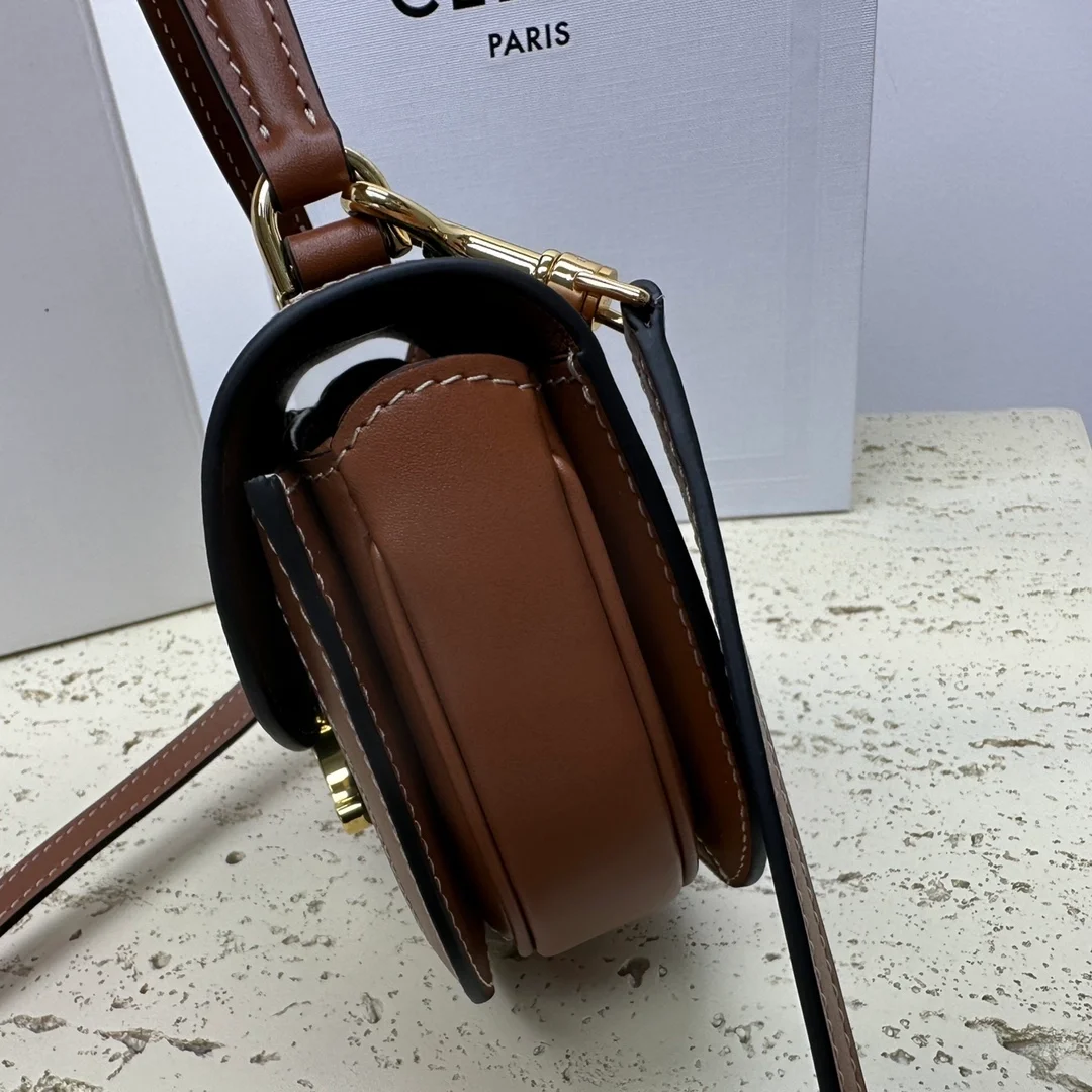 셀린느 미니 클레아 베사체 트리옹프 백 탠