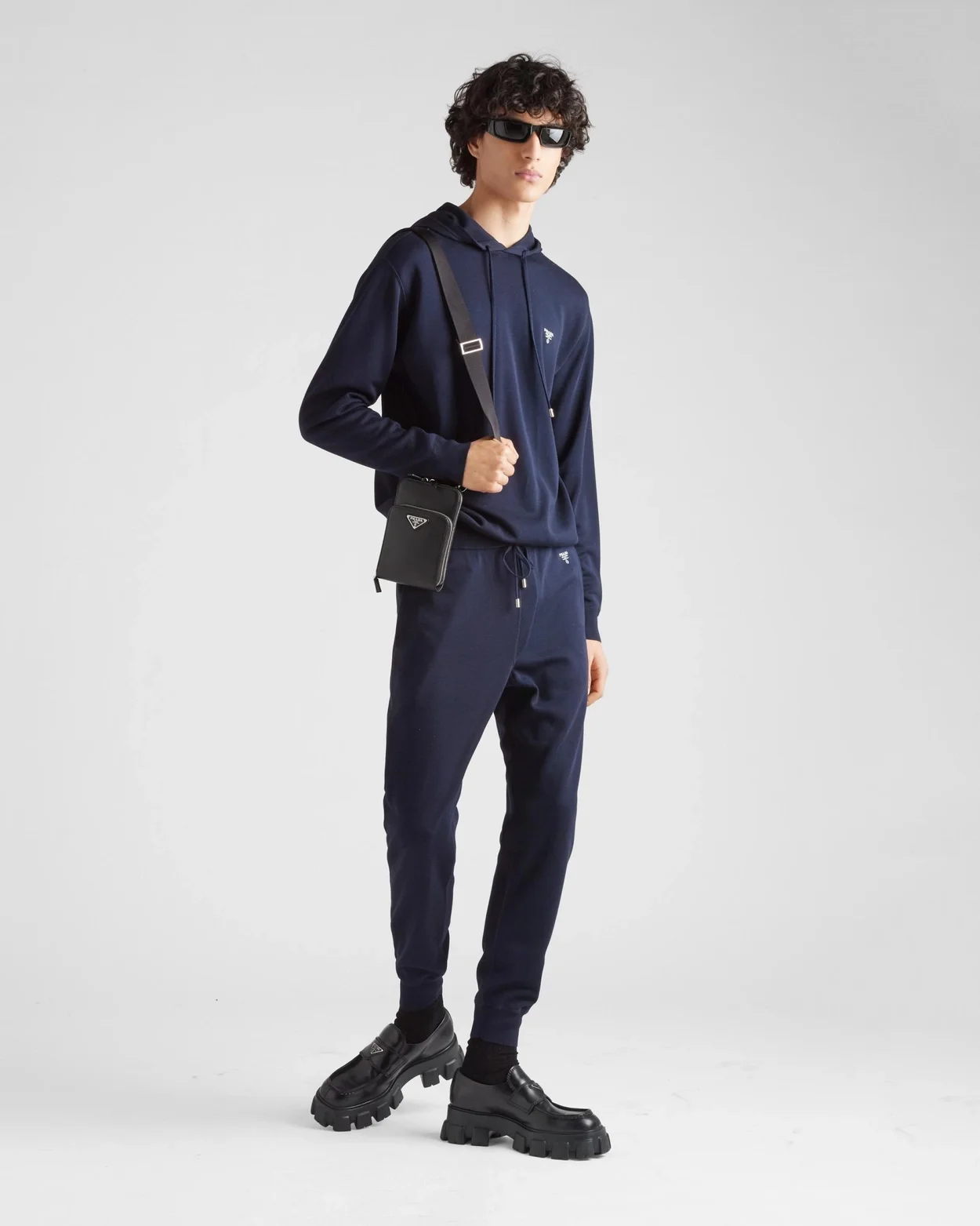 프라다 엠브로이드 네이비 후드