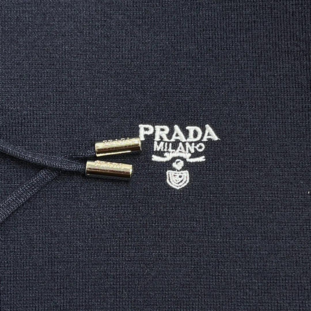 프라다 엠브로이드 네이비 후드