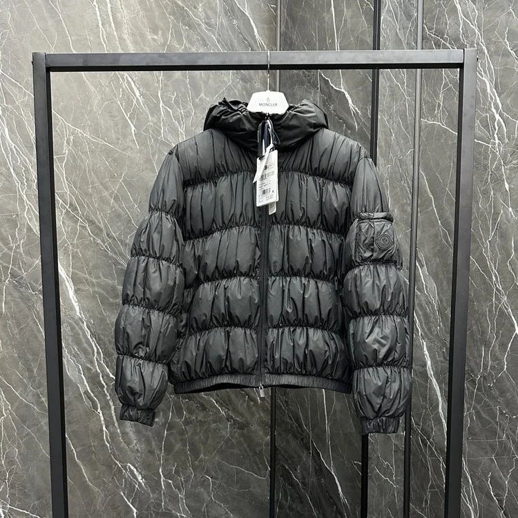 몽클레어 메돈테 숏 다운 패딩 블랙