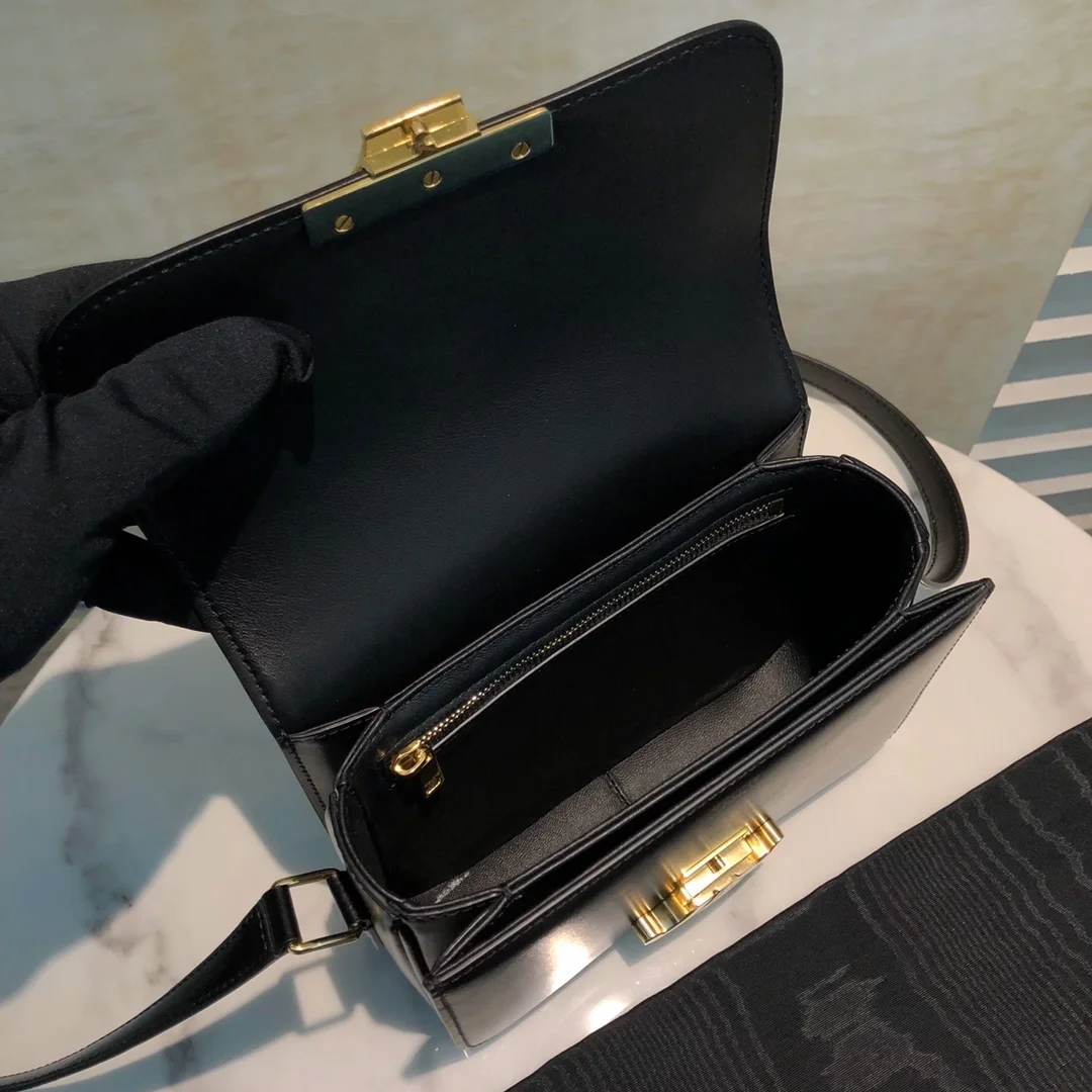 셀린느 틴 트리옹프 백 블랙