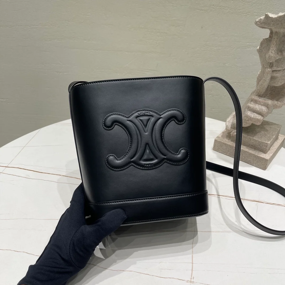 셀린느 퀴르 트리옹프 스몰 버킷백 블랙