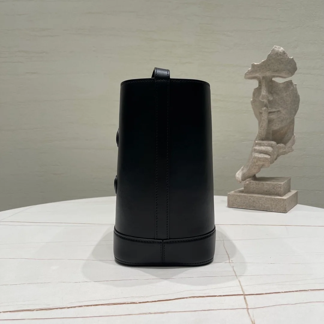 셀린느 퀴르 트리옹프 스몰 버킷백 블랙