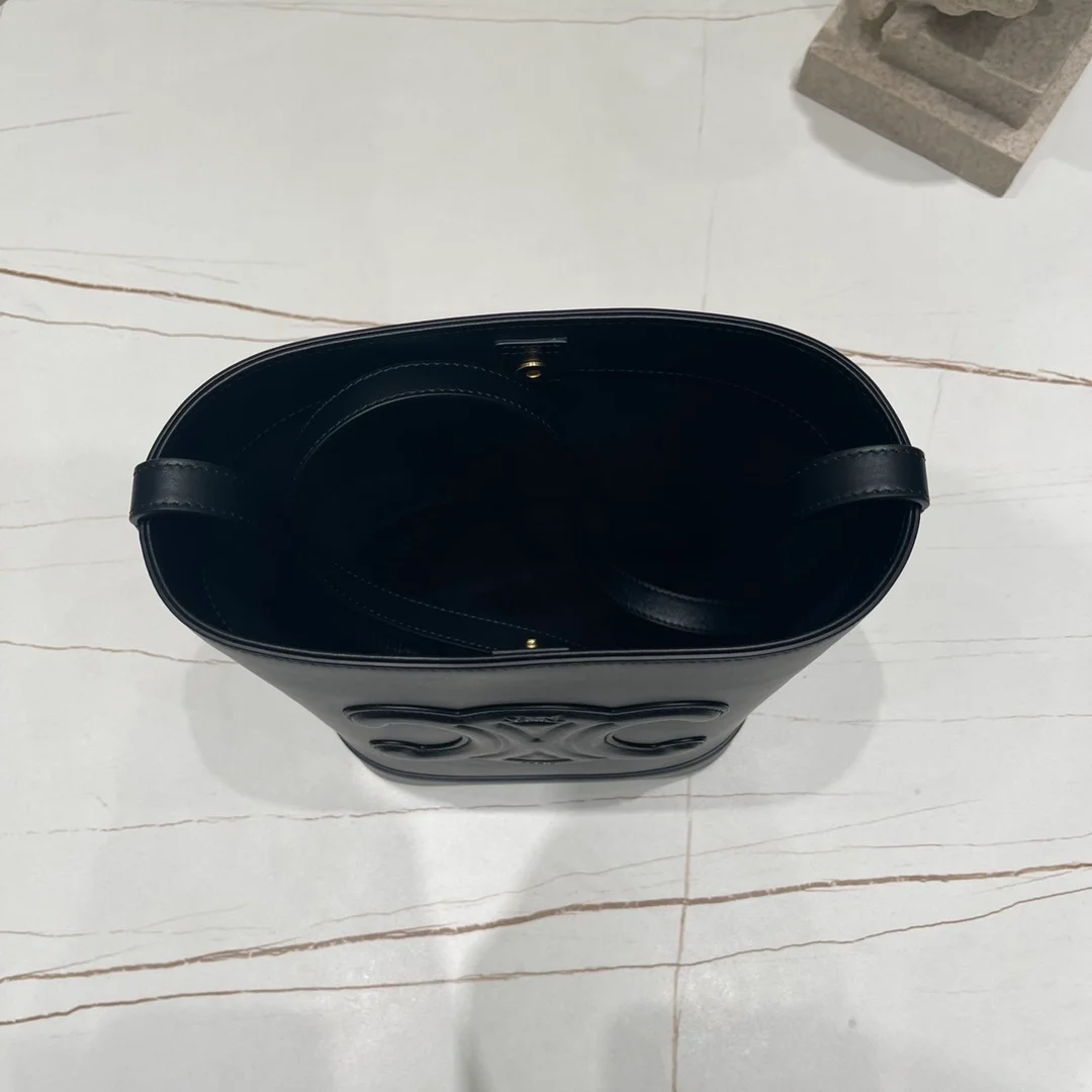 셀린느 퀴르 트리옹프 스몰 버킷백 블랙