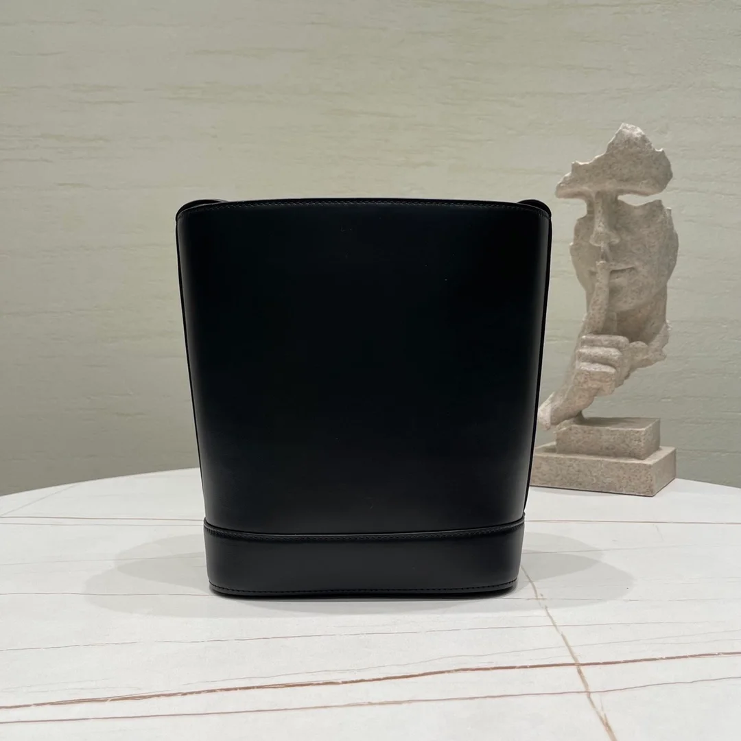 셀린느 퀴르 트리옹프 스몰 버킷백 블랙