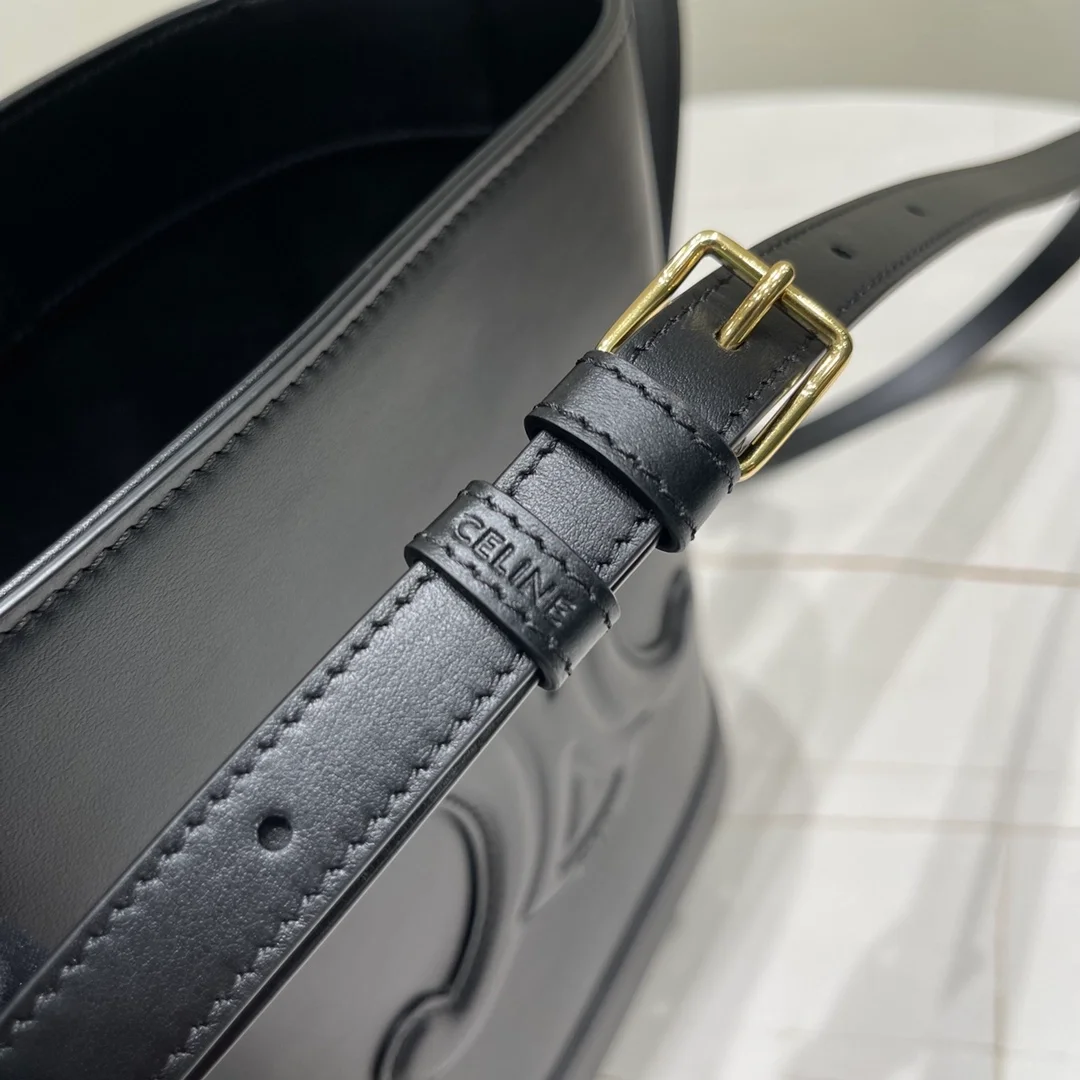 셀린느 퀴르 트리옹프 스몰 버킷백 블랙