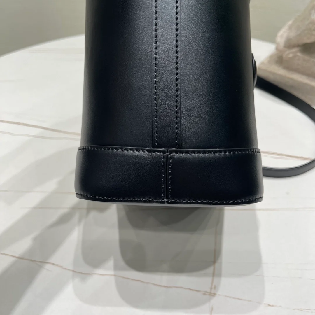 셀린느 퀴르 트리옹프 스몰 버킷백 블랙