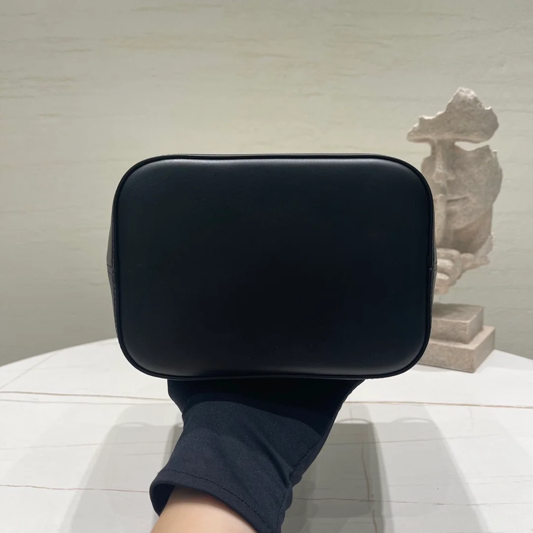 셀린느 퀴르 트리옹프 스몰 버킷백 블랙