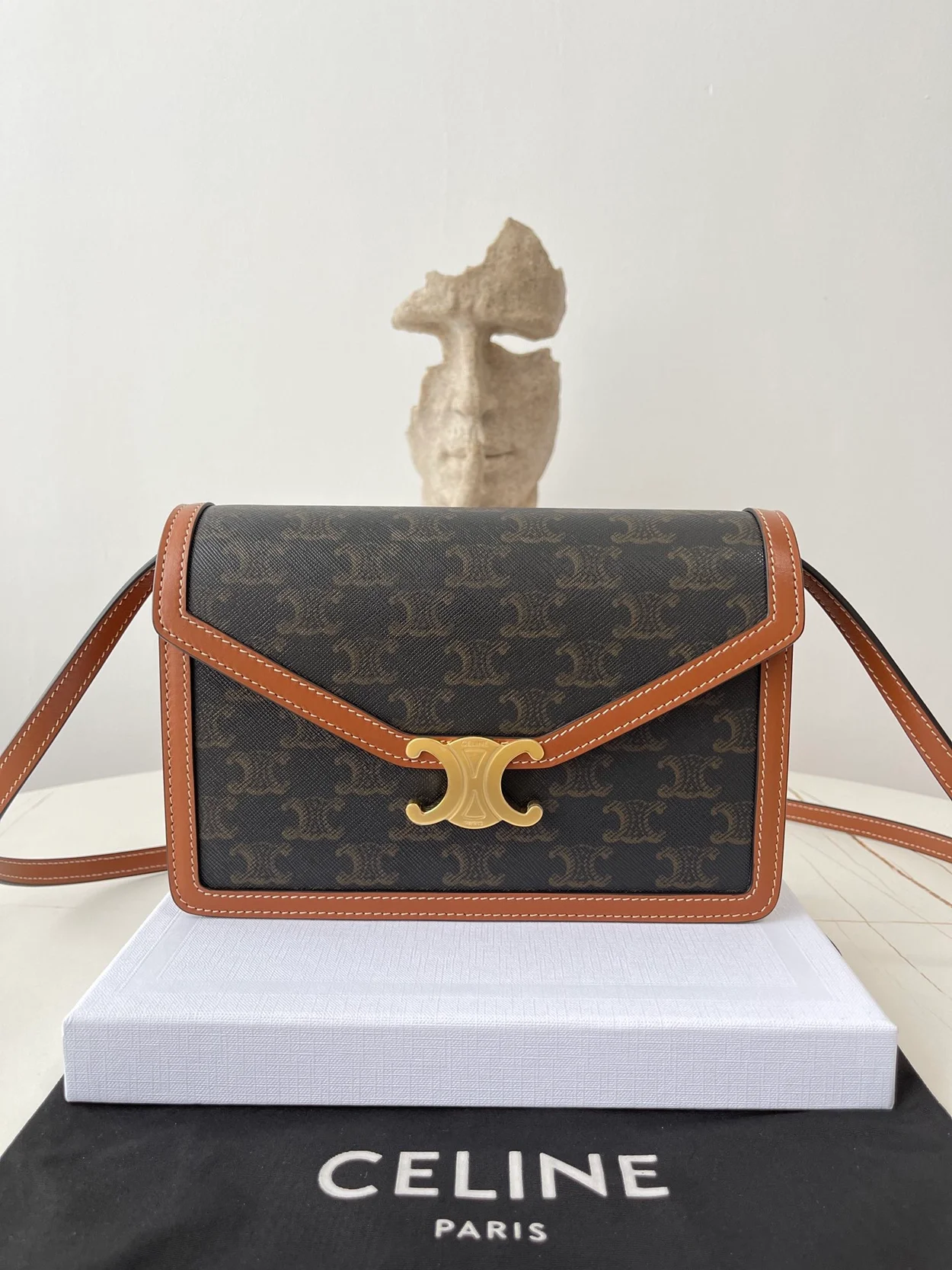 셀린느 엔벨로프 트리옹프 백 탠