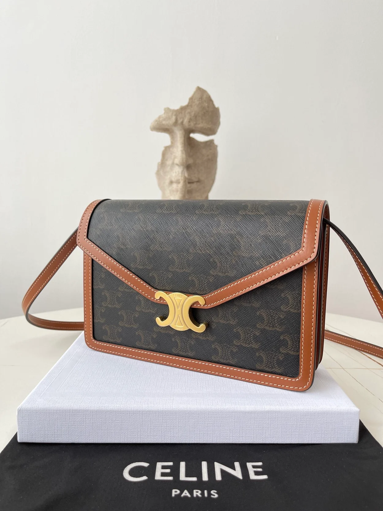 셀린느 엔벨로프 트리옹프 백 탠