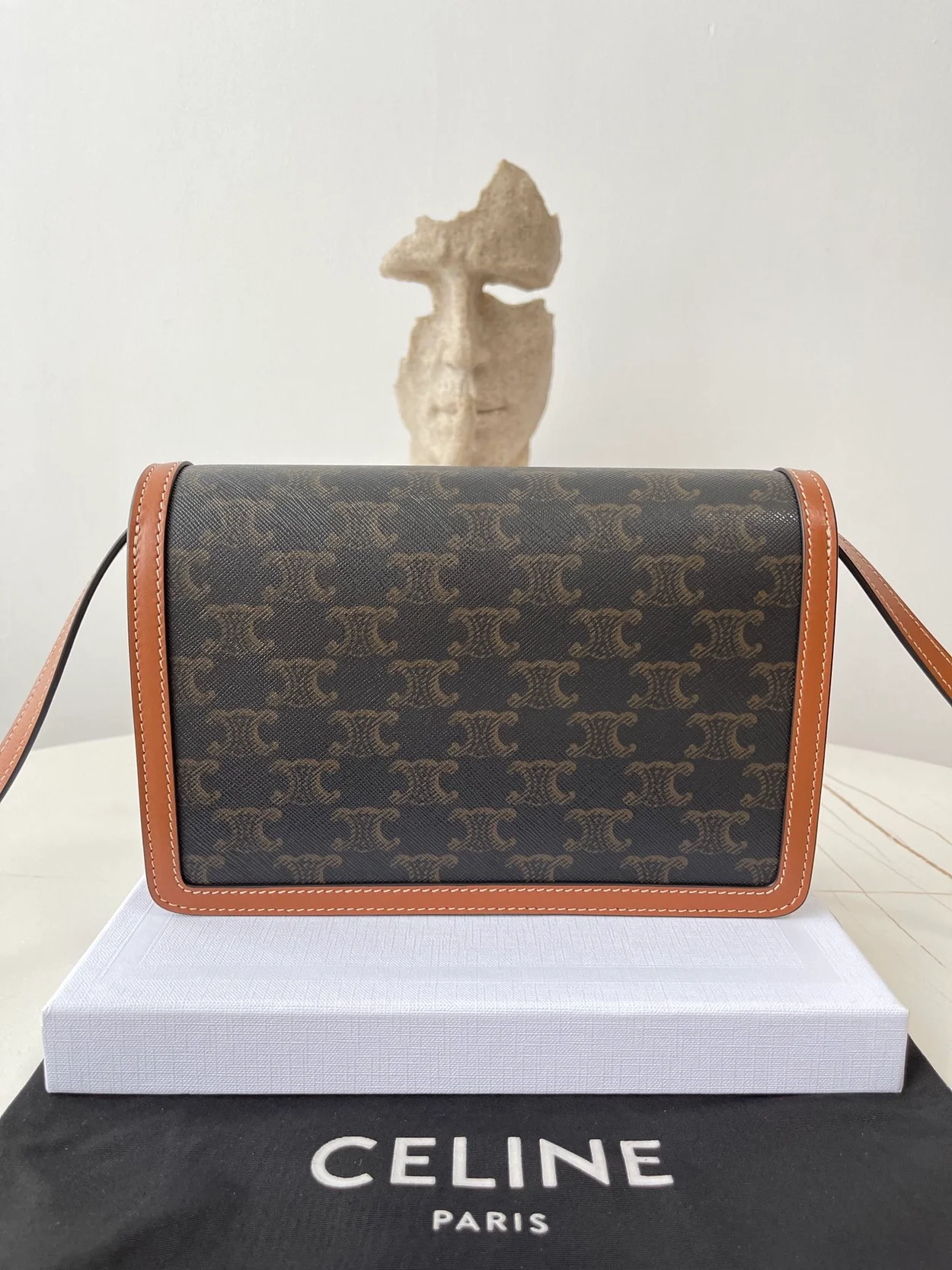 셀린느 엔벨로프 트리옹프 백 탠