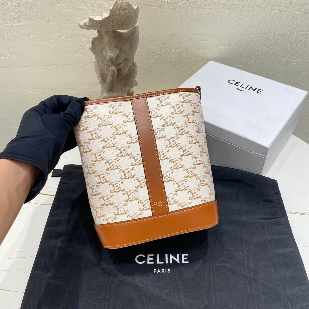 셀린느 트리옹프 캔버스 스몰 버킷백 화이트 탠