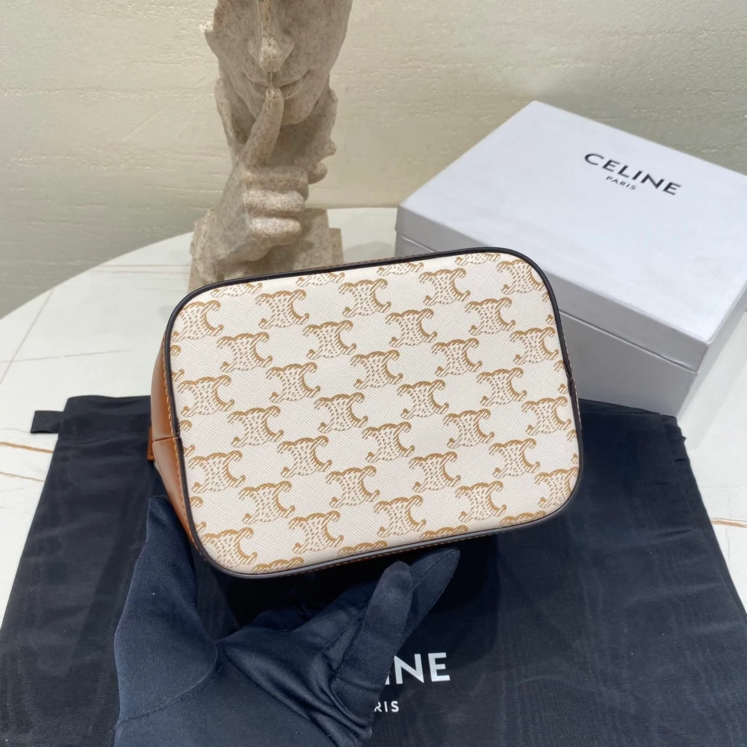 셀린느 트리옹프 캔버스 스몰 버킷백 화이트 탠