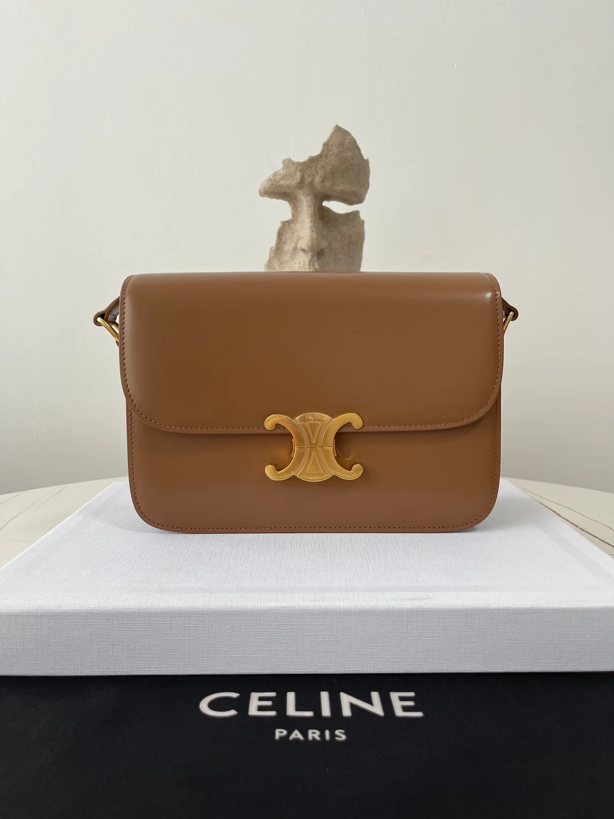 셀린느 클래식 트리옹프 백 브라운