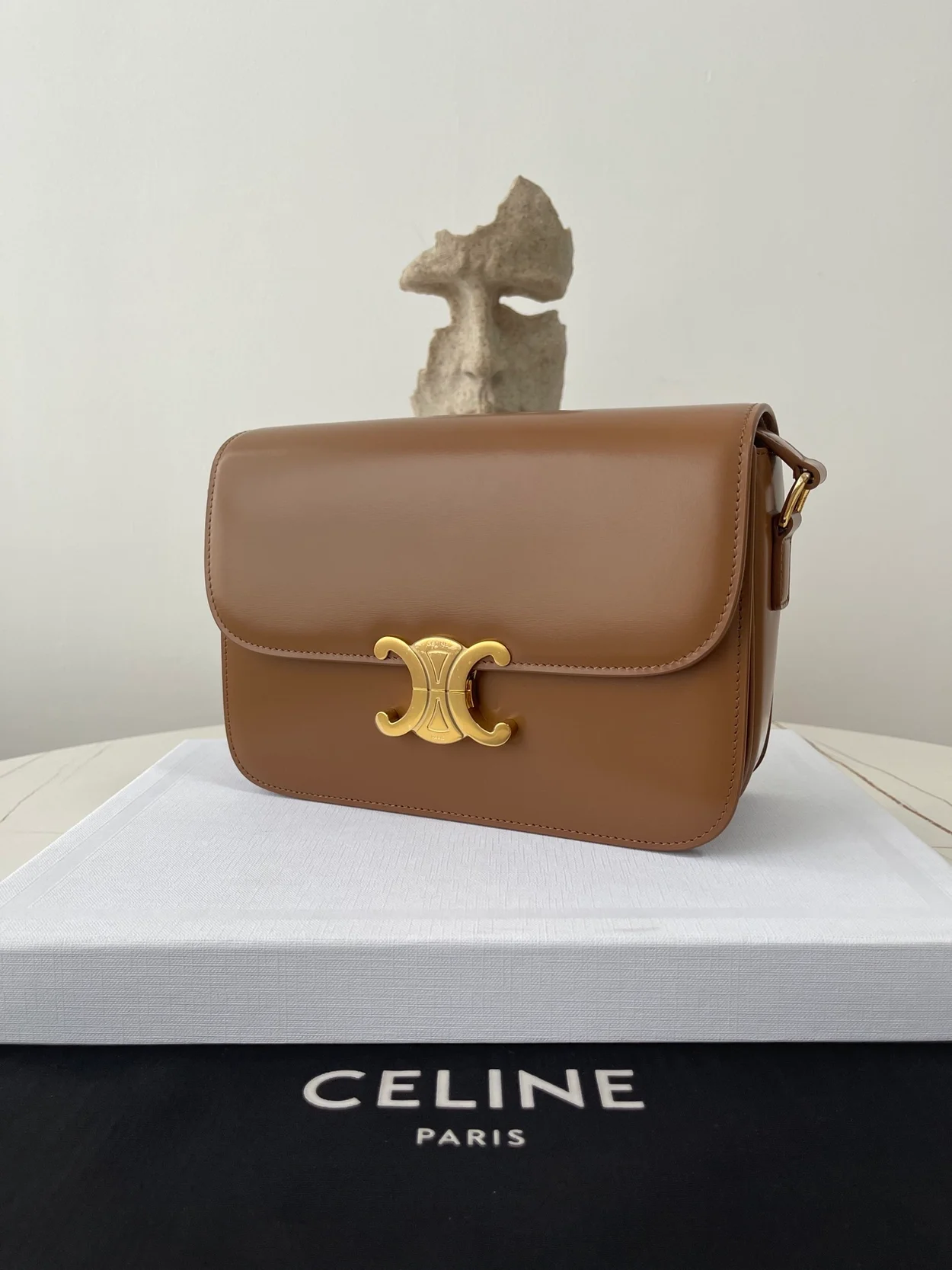 셀린느 클래식 트리옹프 백 브라운