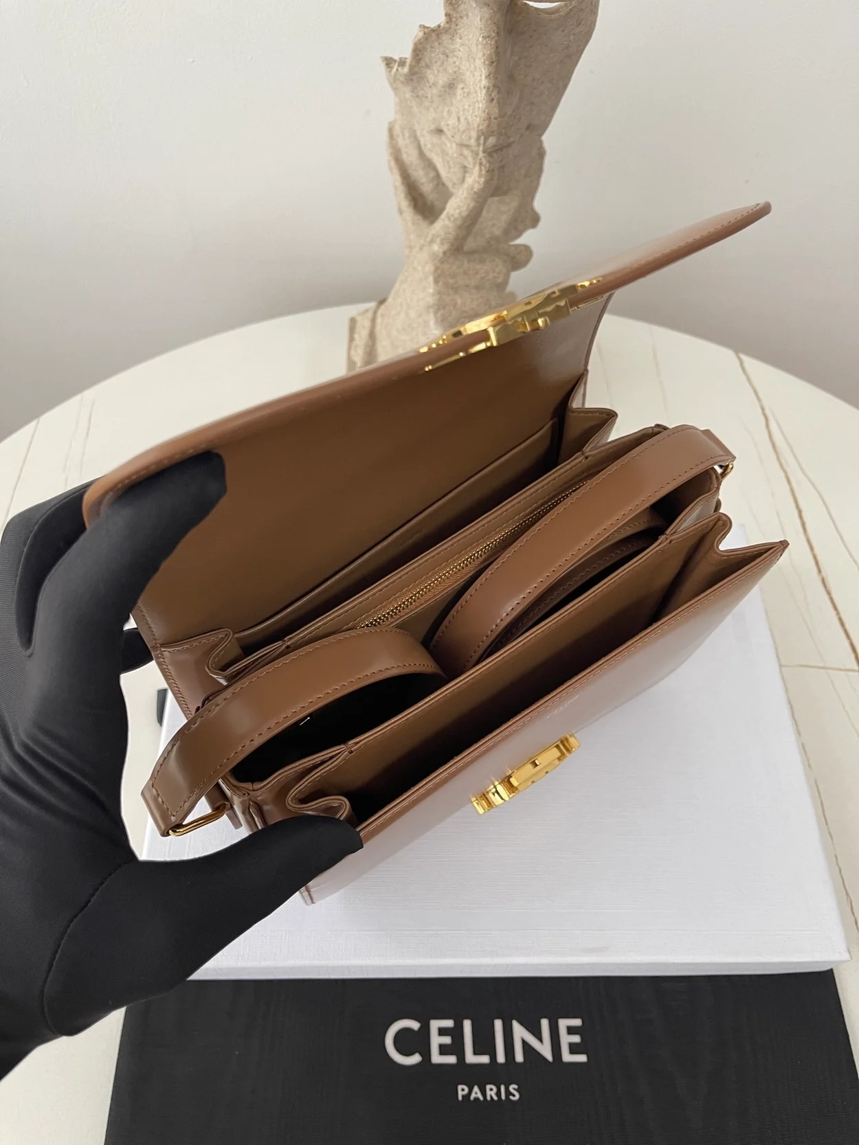 셀린느 클래식 트리옹프 백 브라운