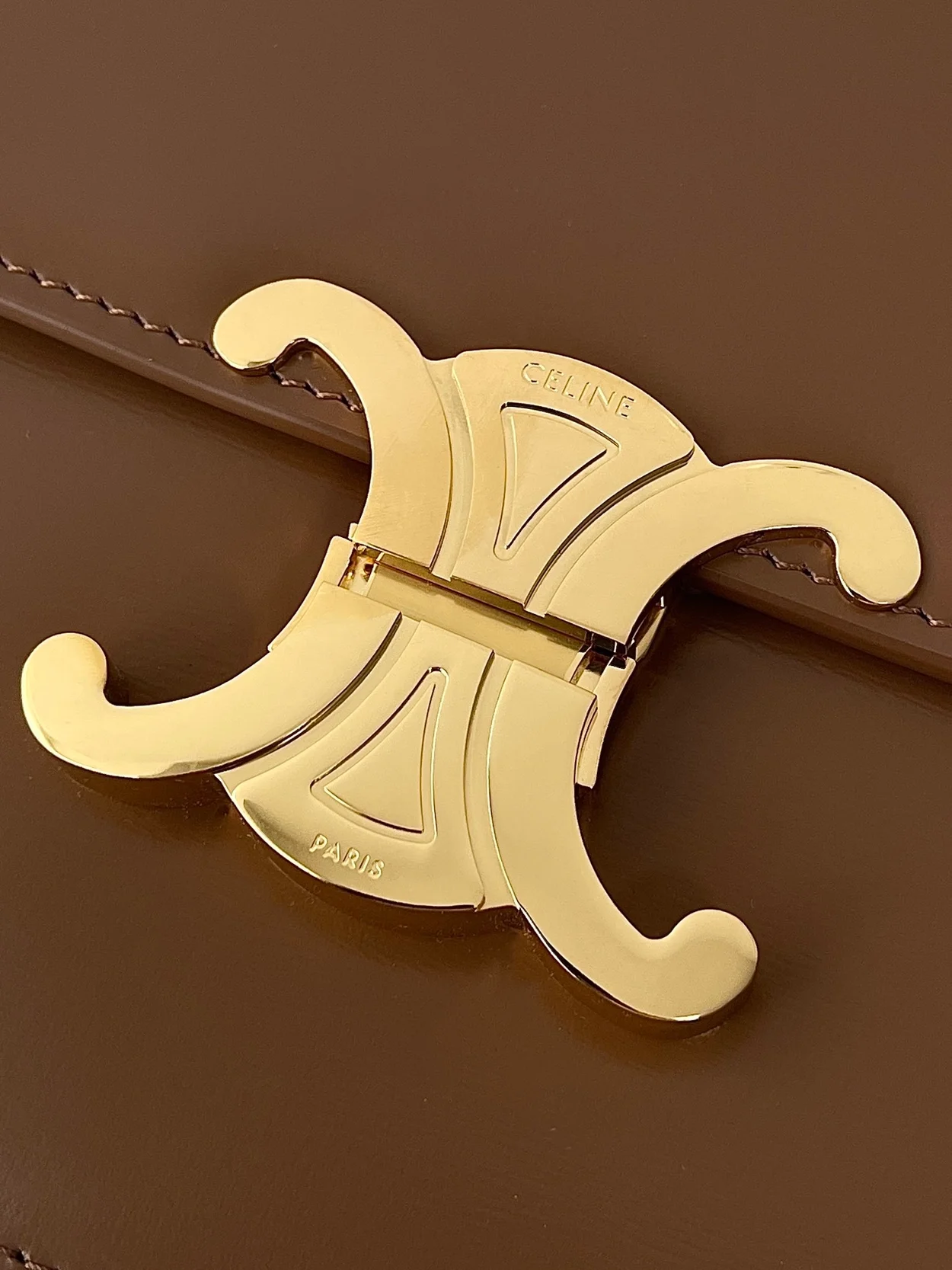 셀린느 클래식 트리옹프 백 브라운