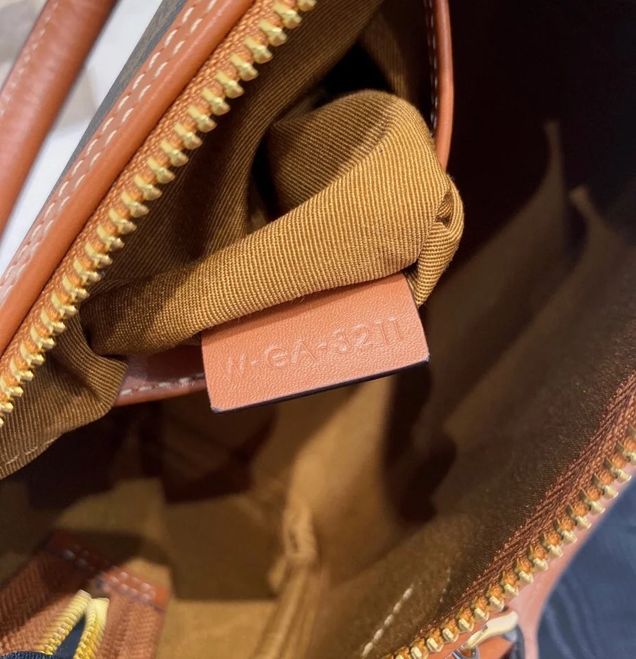 셀린느 트리옹프 스몰 보스턴 백 탠