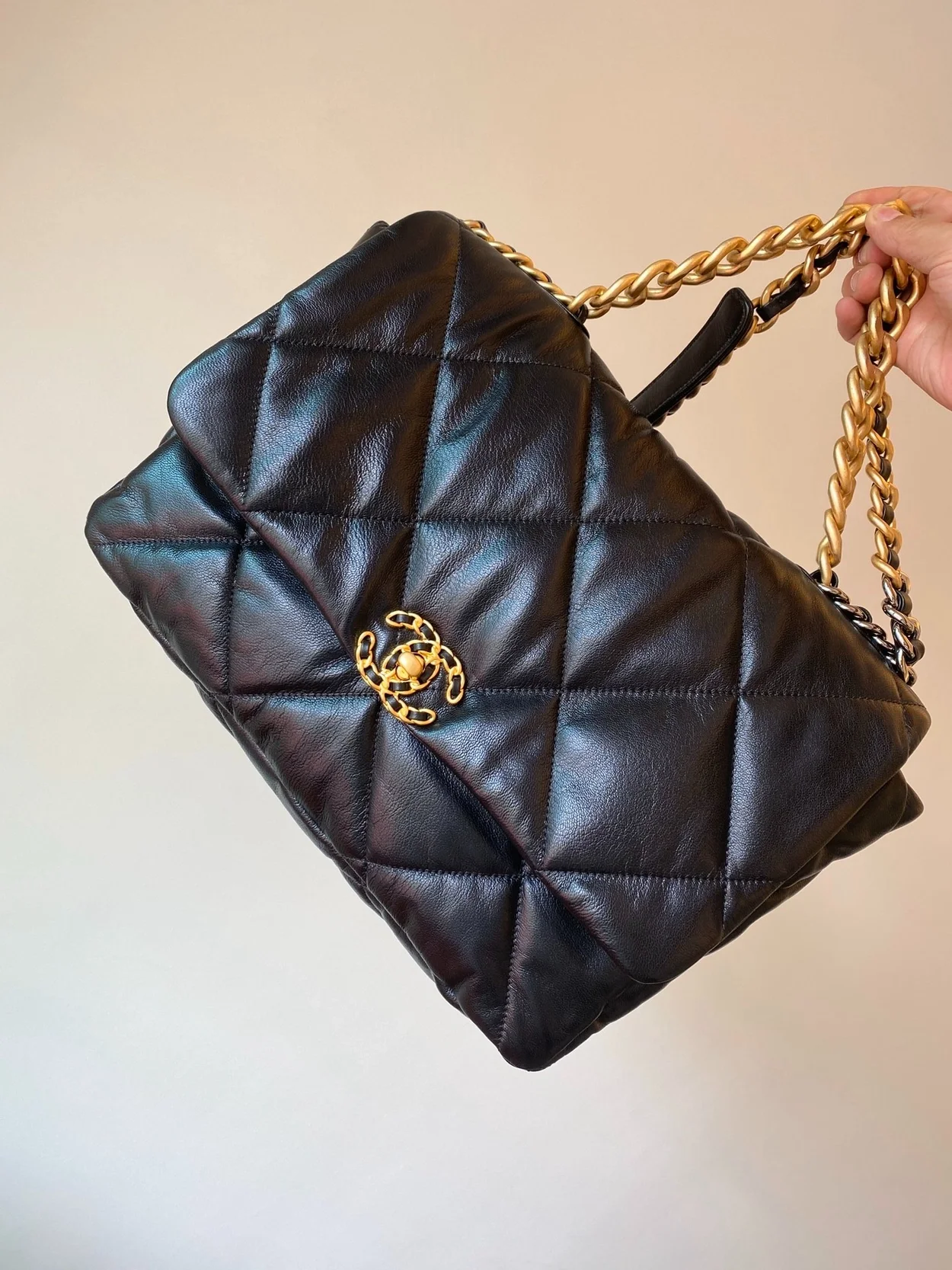 샤넬 19백 맥시 램스킨 블랙 골드