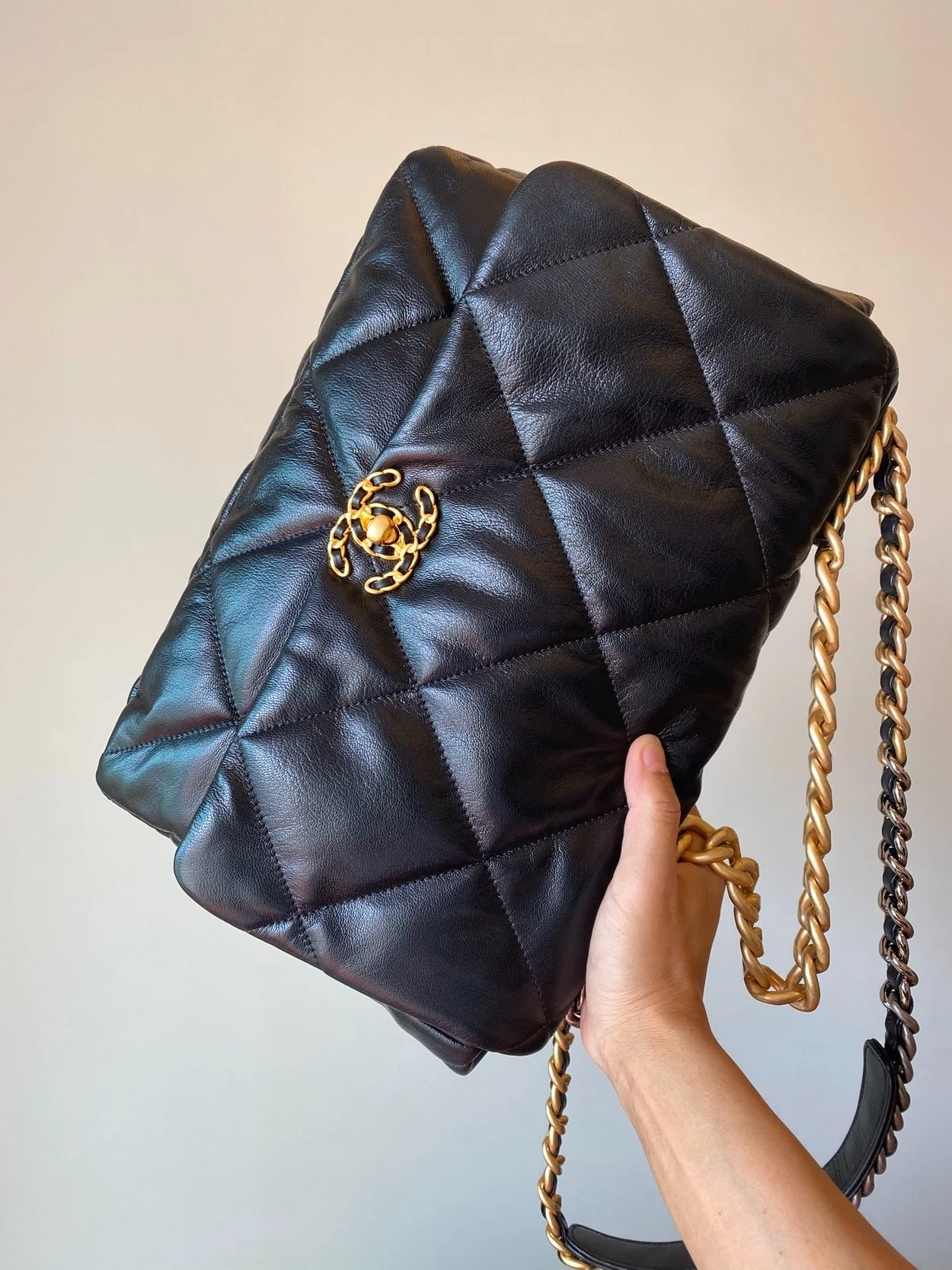 샤넬 19백 맥시 램스킨 블랙 골드