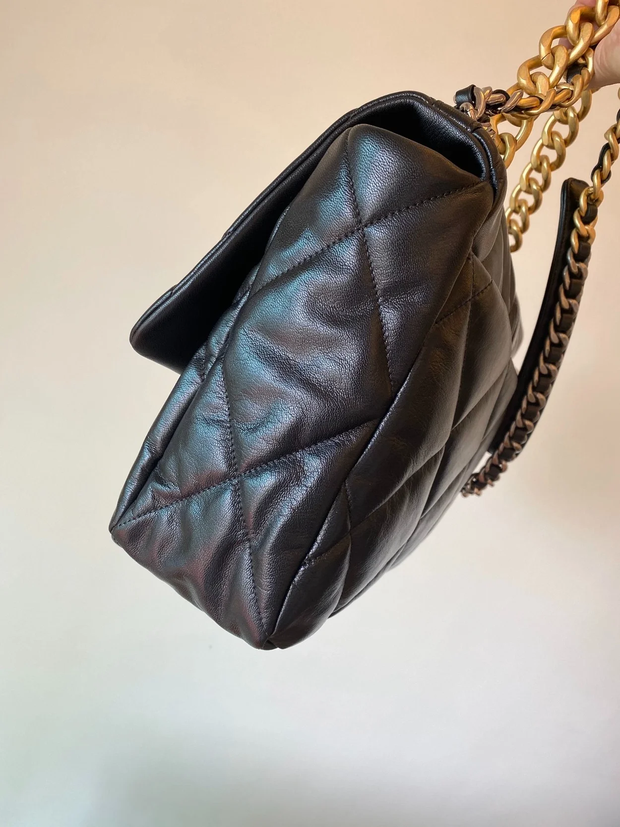 샤넬 19백 맥시 램스킨 블랙 골드