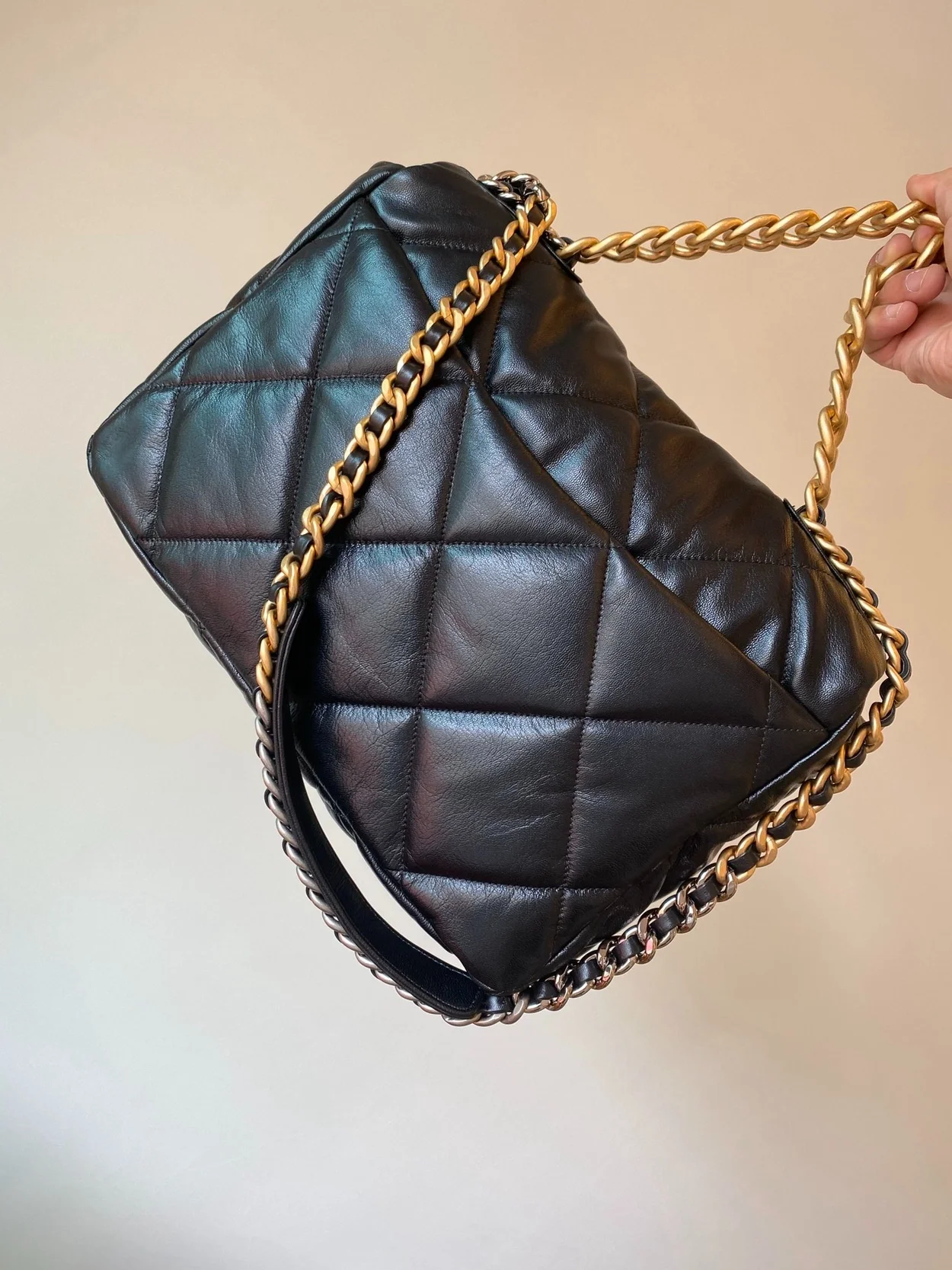 샤넬 19백 맥시 램스킨 블랙 골드