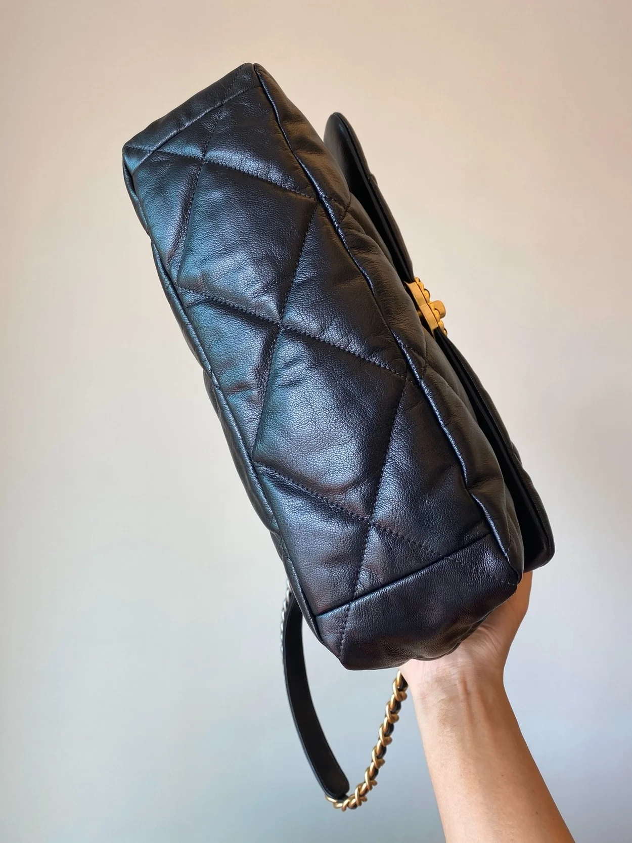 샤넬 19백 맥시 램스킨 블랙 골드