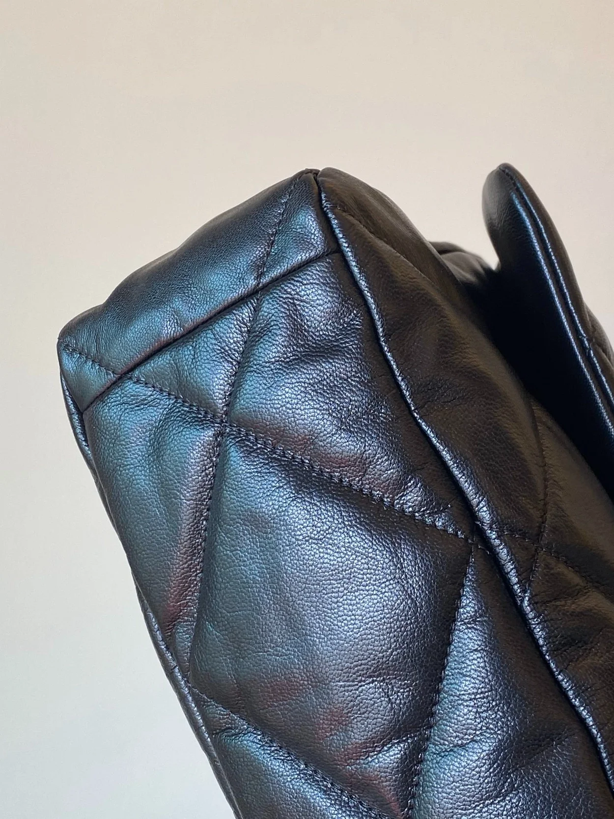 샤넬 19백 맥시 램스킨 블랙 골드