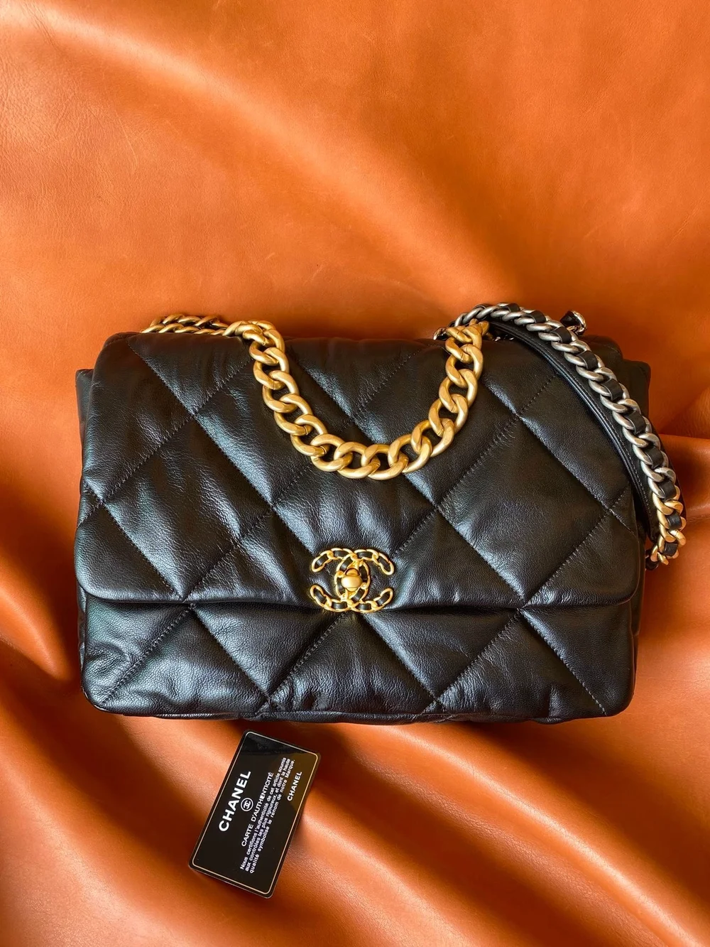 샤넬 19백 맥시 램스킨 블랙 골드