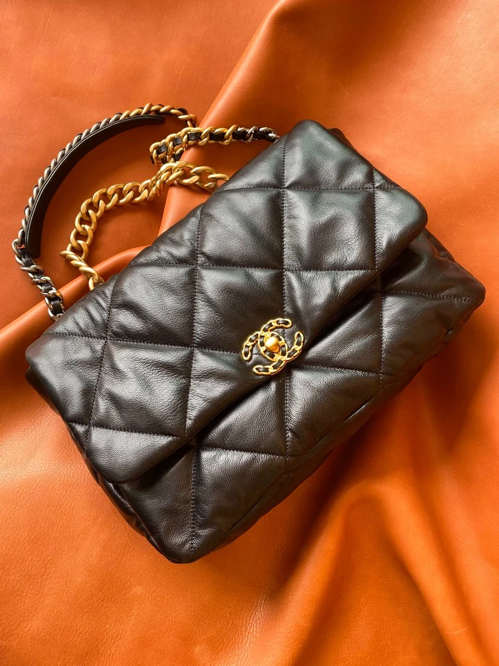 샤넬 19백 맥시 램스킨 블랙 골드