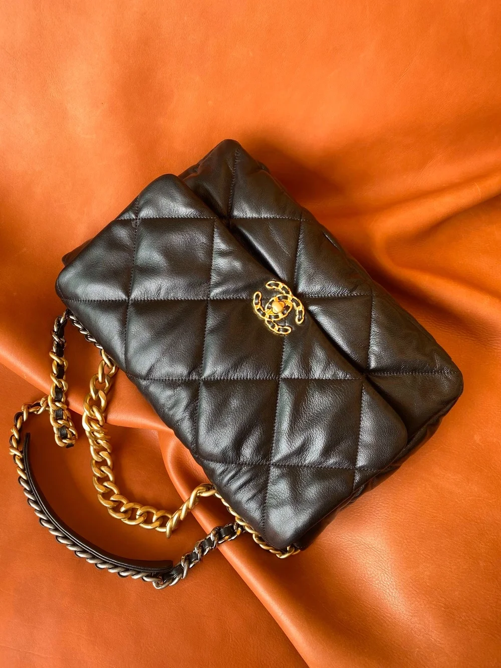 샤넬 19백 맥시 램스킨 블랙 골드