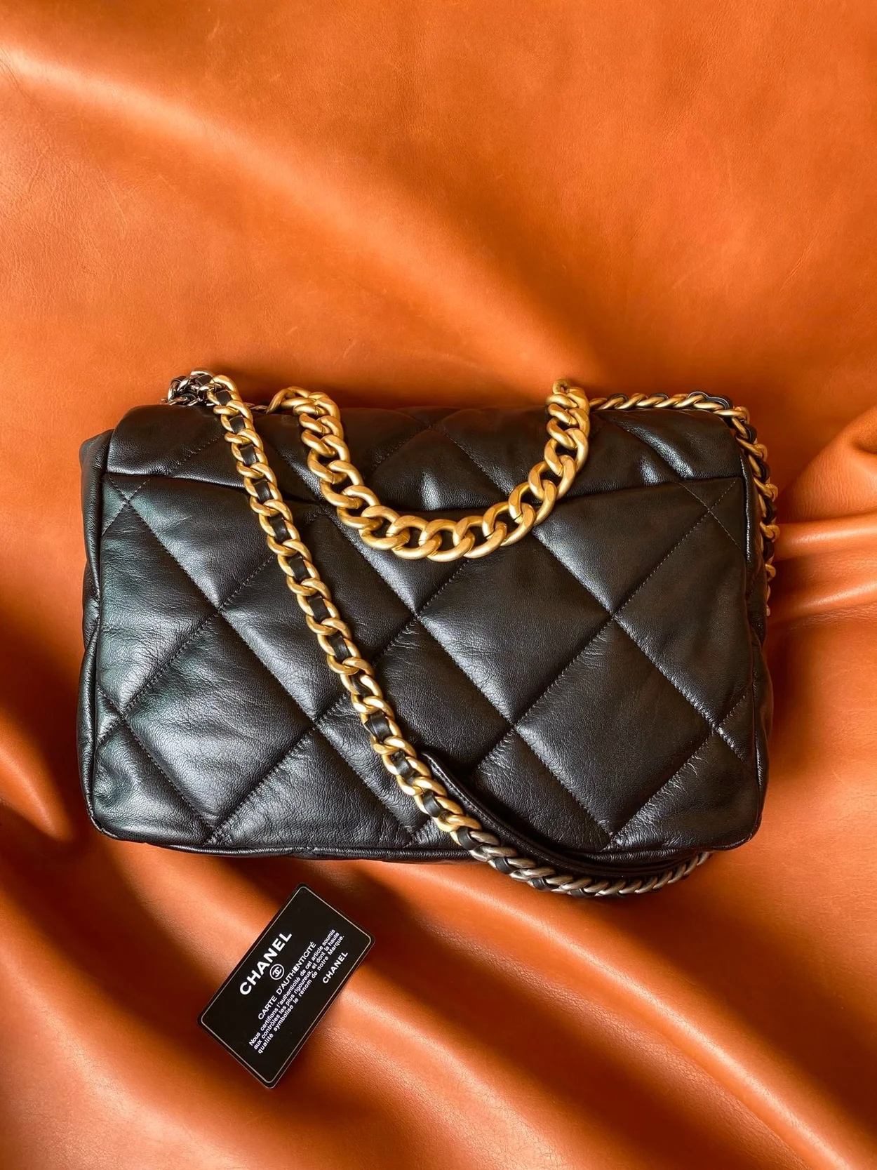 샤넬 19백 맥시 램스킨 블랙 골드