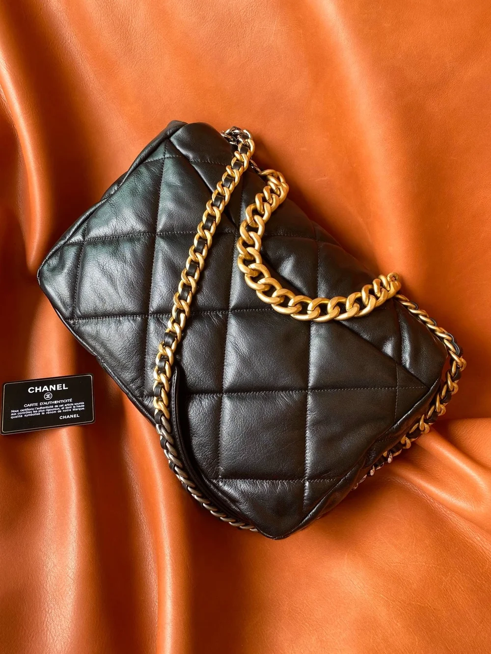 샤넬 19백 맥시 램스킨 블랙 골드