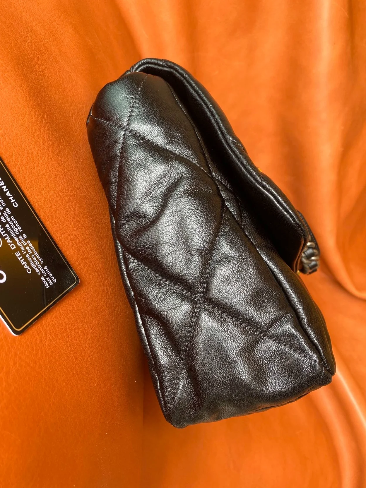 샤넬 19백 맥시 램스킨 블랙 골드