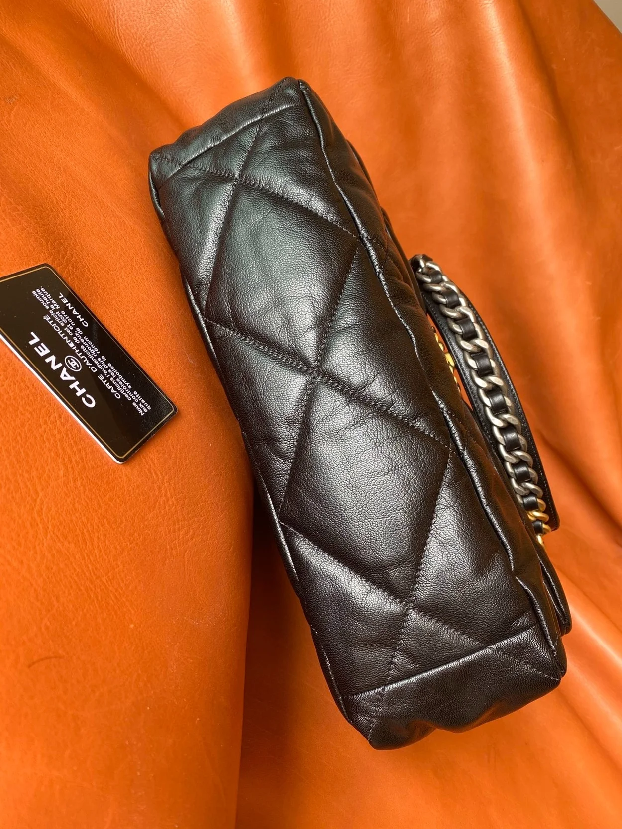 샤넬 19백 맥시 램스킨 블랙 골드