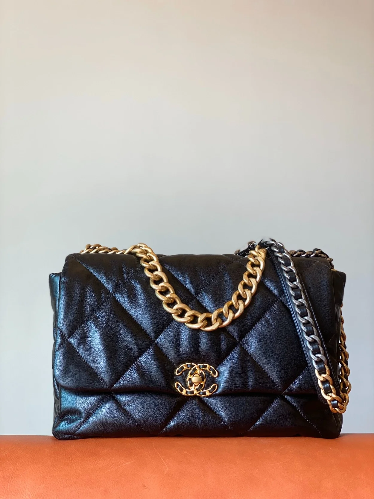 샤넬 19백 맥시 램스킨 블랙 골드