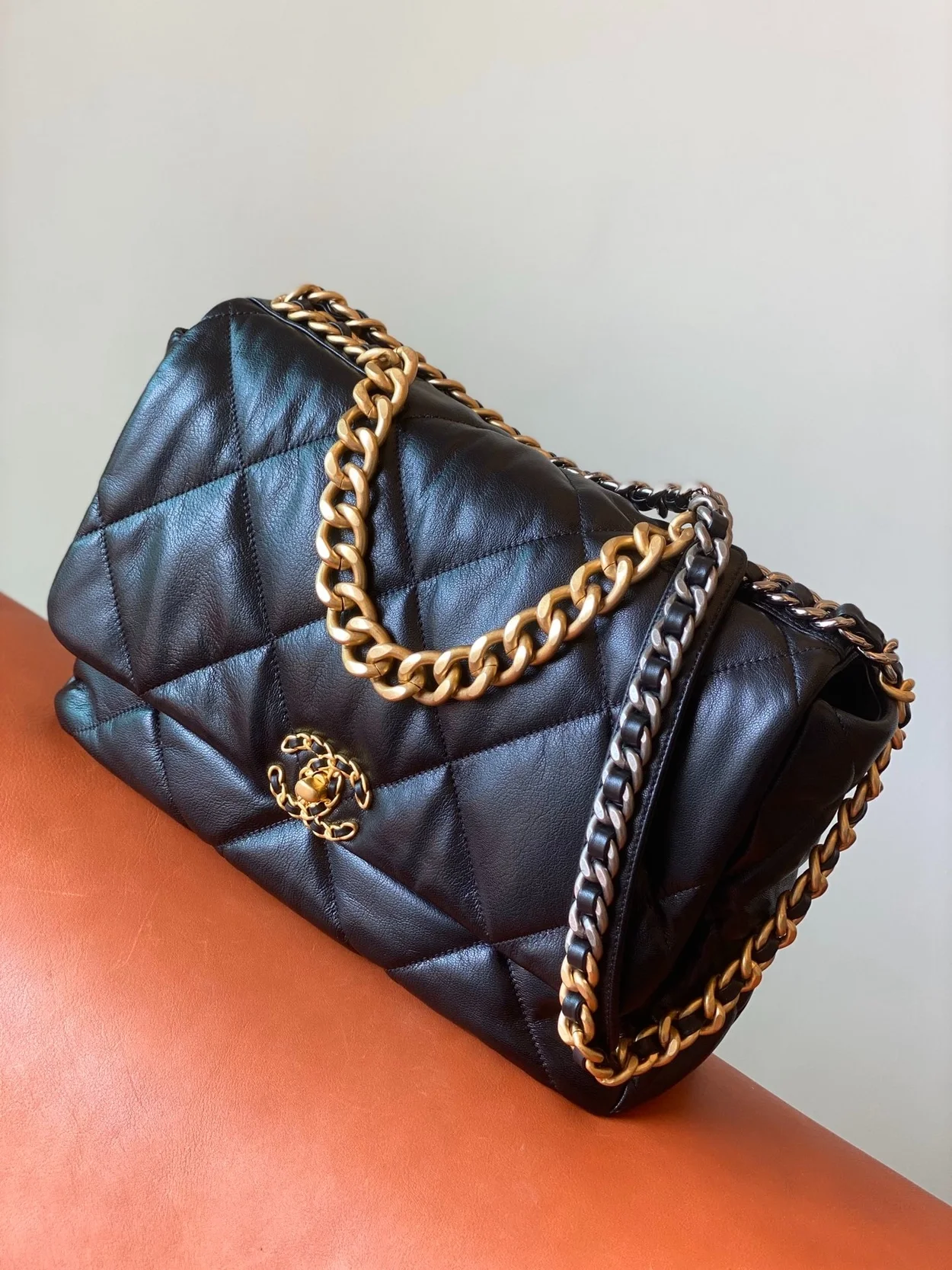 샤넬 19백 맥시 램스킨 블랙 골드