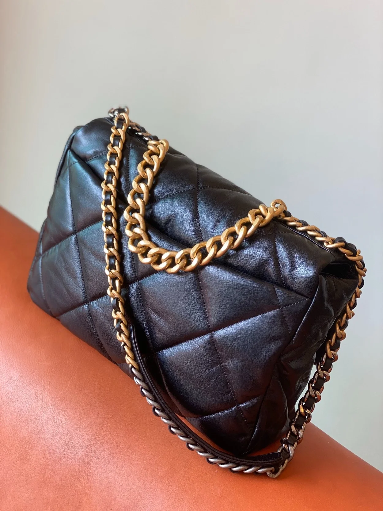 샤넬 19백 맥시 램스킨 블랙 골드