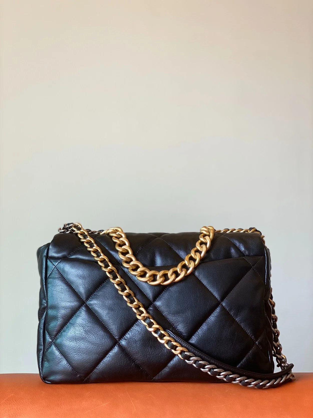 샤넬 19백 맥시 램스킨 블랙 골드