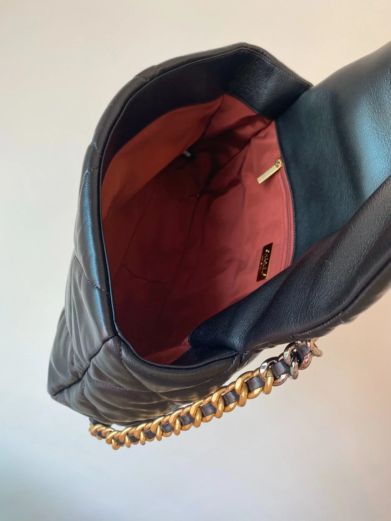 샤넬 19백 맥시 램스킨 블랙 골드