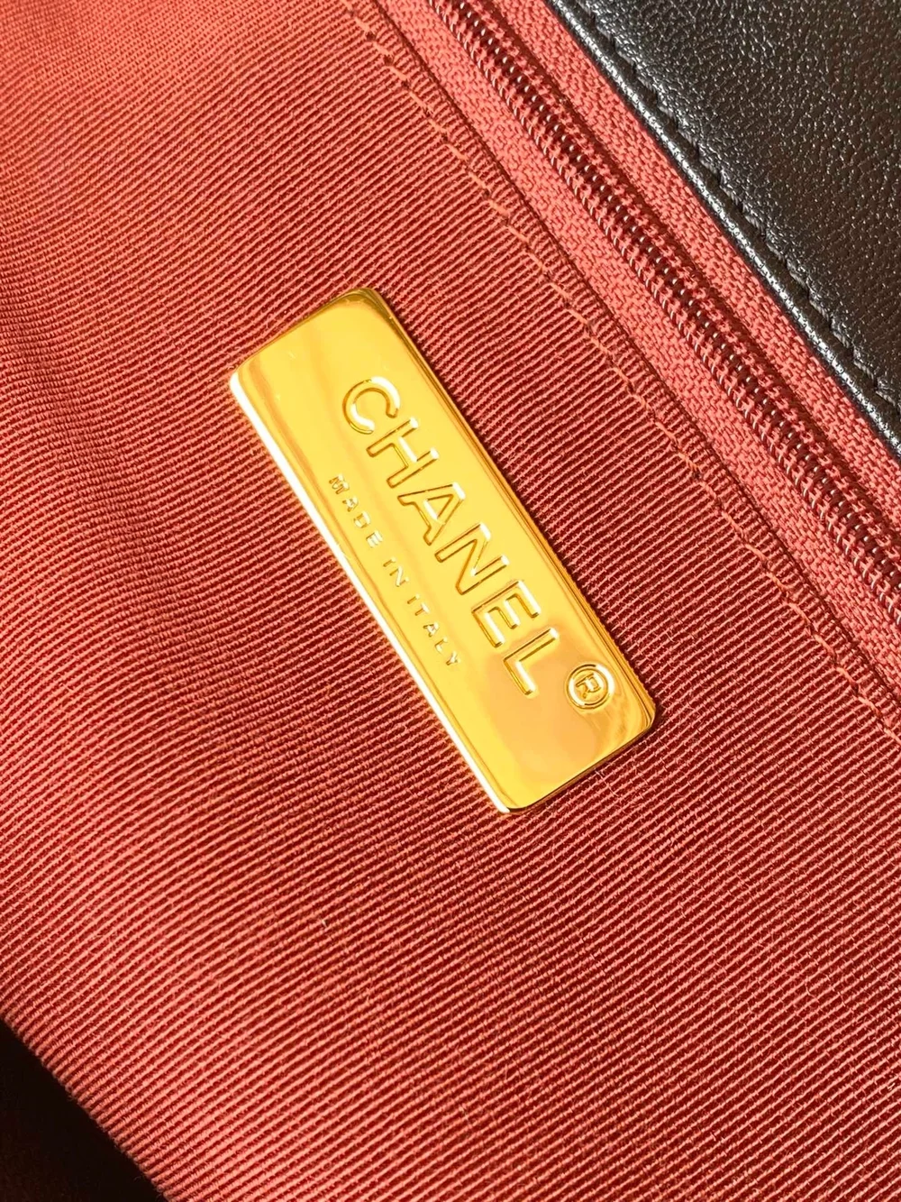 샤넬 19백 맥시 램스킨 블랙 골드